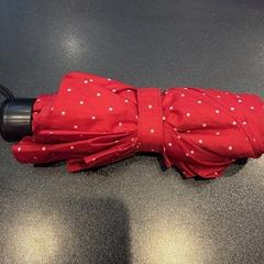 Parapluie rood met witte stippen, a été signalé par Johan Cruijff ArenA utilisant iLost
