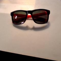 Occhiali da sole, come riportato da IKEA Hénin-Beaumont utilizzando iLost