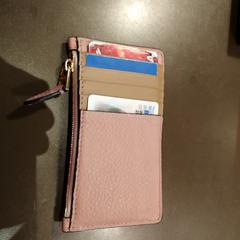 Pink wallet, ha sido reportado por MEININGER Hotel Brussels City Center con iLost