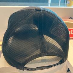 Baseball cap Zwart, a été signalé par Pathé Nijmegen utilisant iLost