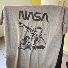 T shirt gris, a été signalé par MEININGER Hotel Lyon Centre Berthelot utilisant iLost