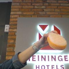 Spons orange, zoals gemeld door MEININGER Hotel Hamburg City Center met iLost