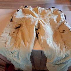 Pantaloni Legergroen lang, come riportato da Familiepark Drievliet utilizzando iLost