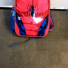 Mochila Spider-Man, como reportado por EBS Tramplein utilizando o iLost