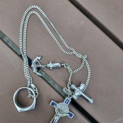 ketting met 2 kruizen, een anker en een ring, iLost-i jakinarazi zaion moduan