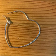 hart oorbel, amint azt az iLostnak jelentették.