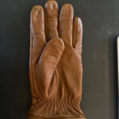 Glove left hand faux leather brown, ha sido reportado por Conscious Hotel Westerpark con iLost