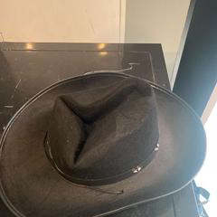 Hatt black, rapporterat av Leonardo Hotel Amsterdam Rembrandtpark med iLost