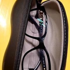 Estuche para lentes con lentes Noir, segundo informou IKEA Paris Nord Roissy usando iLost