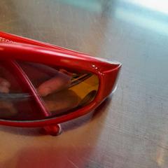 Lunettes de soleil enfant rouge, a été signalé par TCL utilisant iLost
