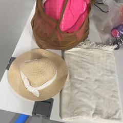 منشفة & قبعة قش، كما تم الإبلاغ عنه بواسطة Silver Sands Beach عبر iLost
