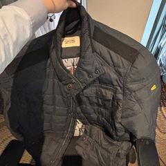 Dzseki zwarte jas, amint azt Haven Hotel Rotterdam az iLost segítségével jelentette.