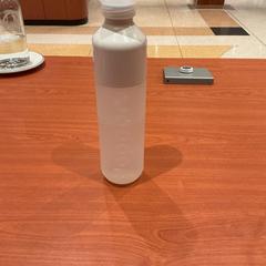 Vizesüveg Dopper Wit, amint azt Hotel Theater FIGI az iLost segítségével jelentette.