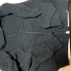 衣類 - Hoody met rits がiLostで Centraal magazijn によって報告されました