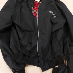 Kleding  - Jas zwart, ha sido reportado por Centraal magazijn con iLost
