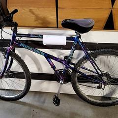 Mountainbike minerva paars en blauw, zgłoszono przez Fietsdepot Diepenbeek przy użyciu iLost