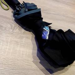 Guarda-chuva dobrável Zwart, como reportado por EBS Tramplein utilizando o iLost