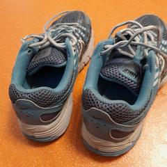 Des chaussures bleues, a été signalé par TCL utilisant iLost