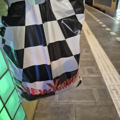 Tas vol kleding van de New Yorker, jak zgłoszono do iLost