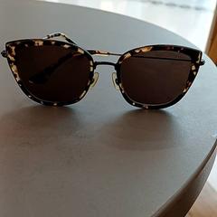 Óculos de sol Léopard, como reportado por IKEA Nantes utilizando o iLost