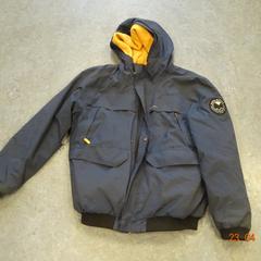 السترة Donker blauw gele wol binnen، كما تم الإبلاغ عنه بواسطة Gemeente Leopoldsburg عبر iLost