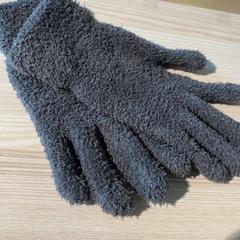 Gloves, as reported by Pathé Tilburg Stappegoor using iLost