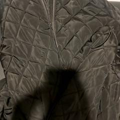 Chaqueta Lang zwart, ha sido reportado por IKEA Wilrijk con iLost