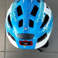 의류 - Fietshelm Blauw/Wit, iLost를 사용하여 Regio Oost-Vlaanderen에 보고됨
