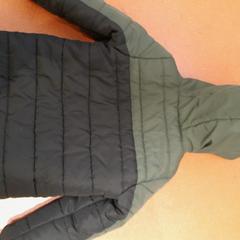 Bomber dzseki kaki et noir, amint azt TCL az iLost segítségével jelentette.