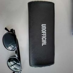 Etui à lunettes avec lunettes à lunette, a été signalé par Twisto utilisant iLost