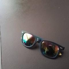 Óculos de sol Donker blauw, como reportado por Apenheul utilizando o iLost