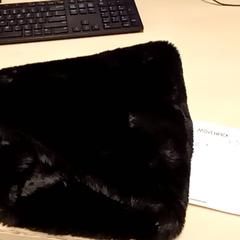 Šátek Black, jak nahlášeno Mövenpick Hotel Amsterdam City Centre pomocí iLost