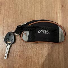 Een sleuteltasje van het merk Asics, como reportado ao iLost