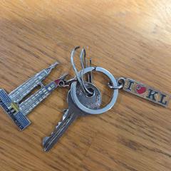 Klíč met 2 hangers, jak nahlášeno Gemeente Hardenberg pomocí iLost