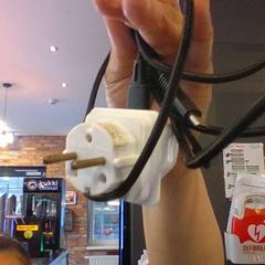 Cabo de carregamento black and white, como reportado por MEININGER Hotel Hamburg City Center utilizando o iLost