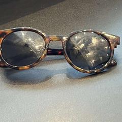 Gafas de sol, ha sido reportado por Johan Cruijff ArenA con iLost
