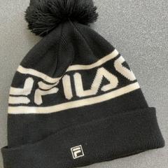 Casquette Fila schwarz, a été signalé par Schönbrunn "Group Center" utilisant iLost