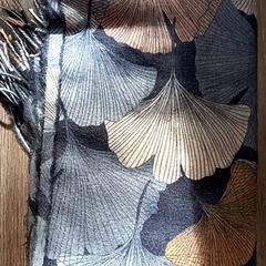 Bufanda Leaves patterns, segons ha informat Leonardo Royal Hotel Amsterdam mitjançant iLost