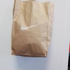 Busta di carta, come riportato da Hermes Eindhoven utilizzando iLost