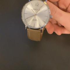 Wristwatch Brown, iLost를 사용하여 MEININGER Hotel Dresden Zentrum에 보고됨