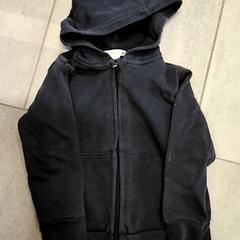 Pull pour enfants Blauw met rits, a été signalé par Gemeente Puurs-Sint-Amands utilisant iLost