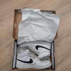 Schoenen Kleur Wit, som rapportert av RRReis Trein Amersfoort / Ede-Wageningen ved bruk av iLost