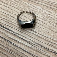 Anillo Zilver zwart, ha sido reportado por Pathé Delft con iLost