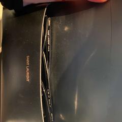 Pouzdro na brýle s brýlemi Black Saint Laurent, jak nahlášeno Van Gogh Museum pomocí iLost