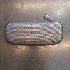 Brillenkoker met bril, som rapportert av Rotterdam The Hague Airport ved bruk av iLost