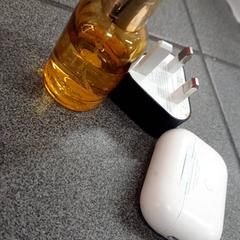 Profumo, Adattatore & Auricolare, come riportato da Inntel Hotels Amsterdam Centre utilizzando iLost