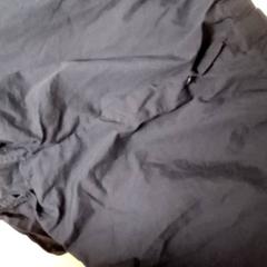 Pantalons curts Bleu, segons ha informat Mövenpick Hotel Amsterdam City Centre mitjançant iLost