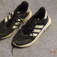 Cipő adidas zwart en wit, amint azt Gemeente Leopoldsburg az iLost segítségével jelentette.