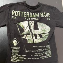 T shirt Rotterdam Rave merchandise size Medium, segundo informou a iLost