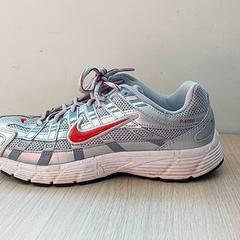 Kleding - Sneaker، كما تم الإبلاغ عنه بواسطة Centraal magazijn عبر iLost